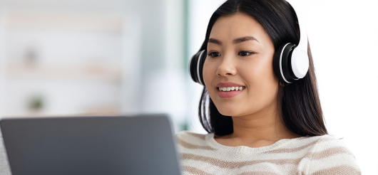 A woman about to take the learning style quiz on her laptop
